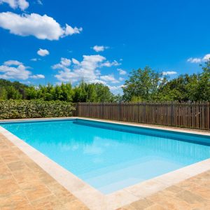 Hébergement insolite en Aquitaine avec piscine ensoleillée et chaises longues confortables.