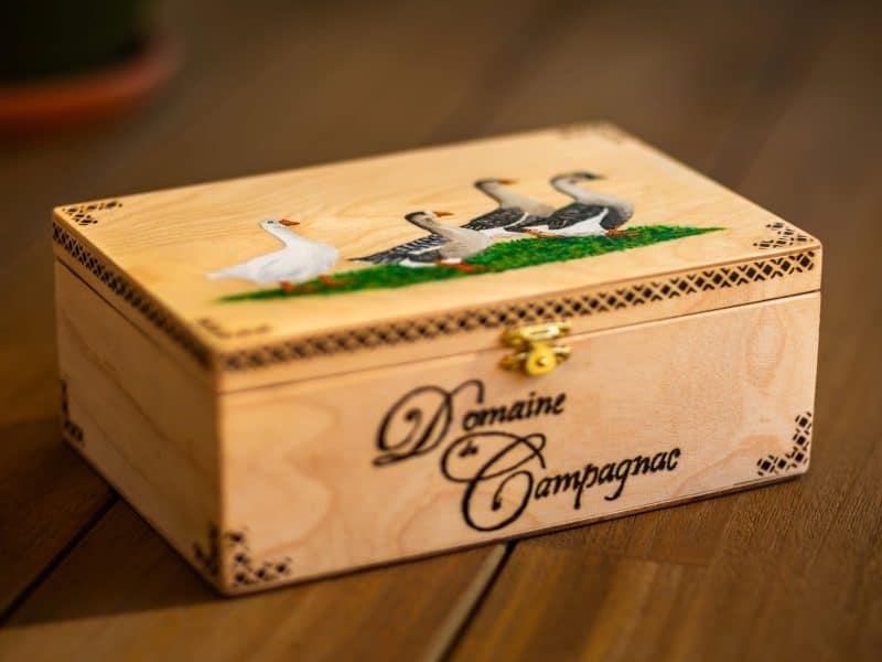 Coffret en bois décoré, représentant des oies, pour un hébergement au Domaine de Campagnac.