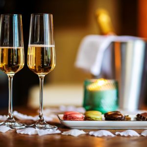 Hébergement insolite en Aquitaine avec flûtes de champagne et macarons colorés.