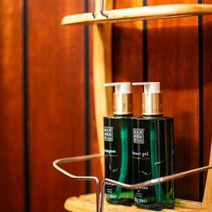 Hébergement insolite en Aquitaine : étagère en bois avec gel douche et shampoing.