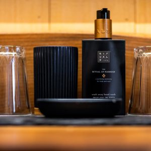 Hébergement insolite en Aquitaine avec des accessoires de salle de bain élégants.