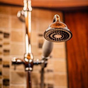 Douche élégante dans un hébergement insolite en Aquitaine, ambiance chaleureuse.