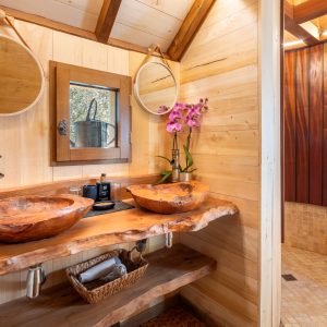 Hébergement insolite en Aquitaine : salle de bain en bois avec vasques en pierre.