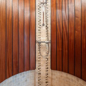Douche en bois dans un hébergement insolite en Aquitaine, ambiance chaleureuse.