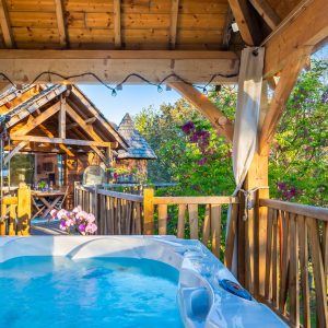 Hébergement insolite en Aquitaine avec jacuzzi et vue sur la nature environnante.