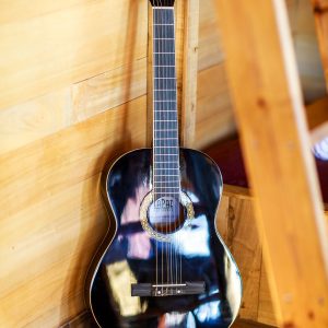 Guitare acoustique dans un hébergement insolite en bois en Aquitaine.