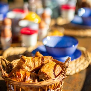Hébergement insolite en Aquitaine avec un petit-déjeuner gourmand et croissants dorés.