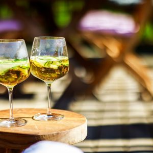Verres de boisson rafraîchissante sur une table en bois, hébergement insolite en Aquitaine.