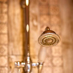 Douche élégante dans un hébergement insolite en Aquitaine, style vintage.