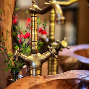 Élégant hébergement insolite en Aquitaine avec lavabo en bois et robinet en laiton.