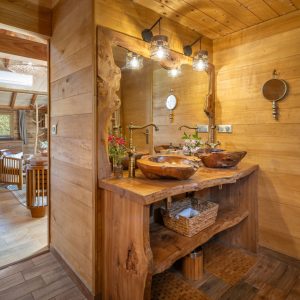 Salle de bain en bois dans un hébergement insolite en Aquitaine, ambiance chaleureuse.