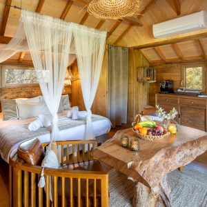 Cabane en bois cosy avec lit douillet et décoration naturelle en Aquitaine.