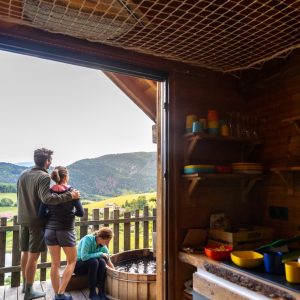 Cabane en bois avec vue sur les montagnes et un bain nordique à lextérieur.
