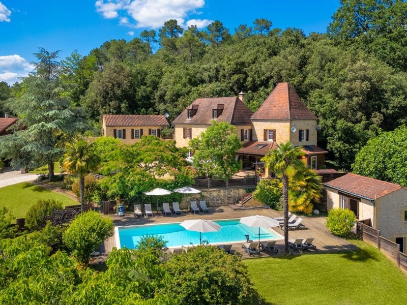 Charmante maison de campagne avec piscine, entourée de verdure luxuriante.