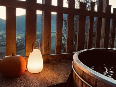Cabane perchée en Auvergne, avec un bain nordique et une lanterne lumineuse.