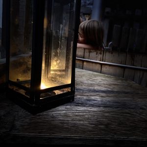 Hébergement insolite en Auvergne-Rhône-Alpes, lanternes chaleureuses sur une table en bois.