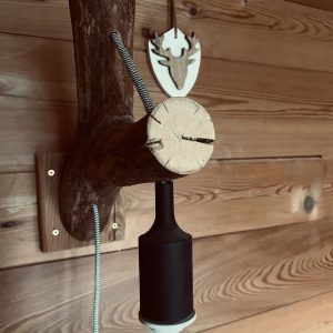 Éclairage en bois naturel dans un hébergement insolite en Auvergne-Rhône-Alpes.