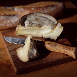 Hébergement insolite en Auvergne-Rhône-Alpes, avec fromage artisanal et pain croustillant.