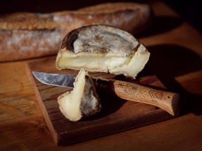 Hébergement insolite en Auvergne-Rhône-Alpes, avec fromage artisanal et pain croustillant.
