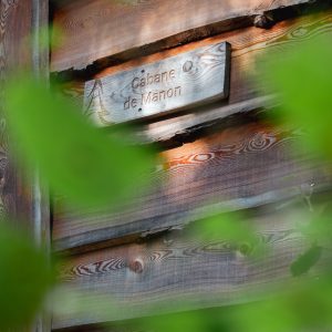Cabane en bois Cabane de Manon entourée de verdure en Auvergne-Rhône-Alpes.