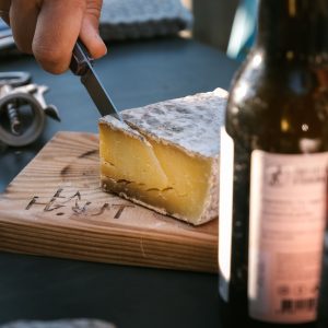 Dégustation de fromage dans un hébergement insolite en Auvergne-Rhône-Alpes.