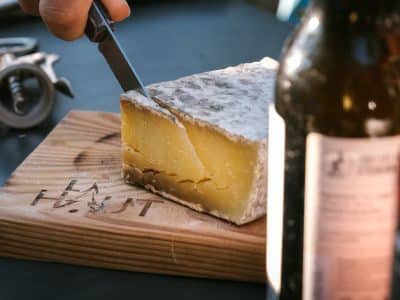 Dégustation de fromage dans un hébergement insolite en Auvergne-Rhône-Alpes.