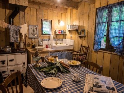 Chalet en bois dans le Grand-Est, avec une cuisine rustique et une table à carreaux.