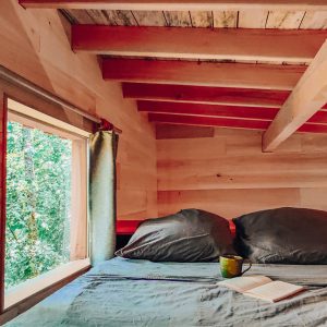 Cabane perchée en Nouvelle-Aquitaine, avec vue sur la nature et lit douillet.