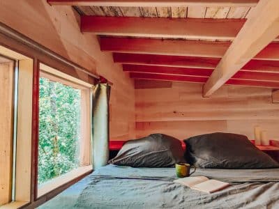 Cabane perchée en Nouvelle-Aquitaine, avec vue sur la nature et lit douillet.