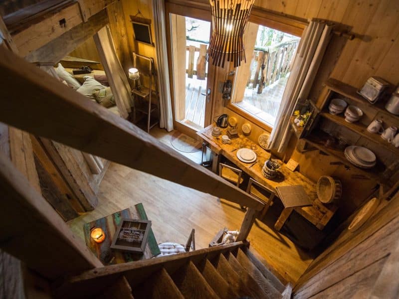 Cabane en bois dans le Grand-Est, avec un intérieur chaleureux et lumineux.