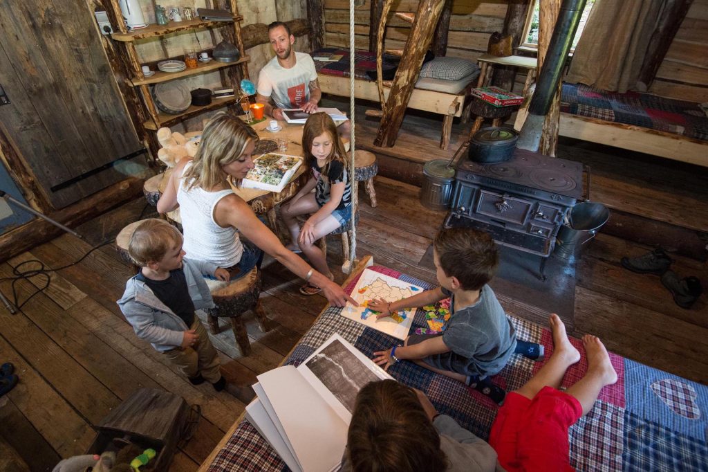 Cabane en bois dans le Grand-Est, famille réunie autour dune table en bois.