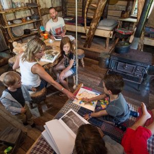 Cabane en bois dans le Grand-Est, famille réunie autour dune table en bois.
