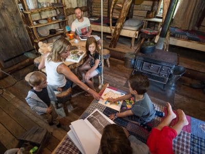 Cabane en bois dans le Grand-Est, famille réunie autour dune table en bois.