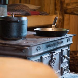 Hébergement insolite en Grand-Est : poêle vintage et ambiance chaleureuse en bois.