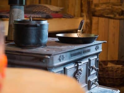 Hébergement insolite en Grand-Est : poêle vintage et ambiance chaleureuse en bois.