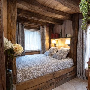 Chalet en bois chaleureux avec lit douillet et décoration rustique à Grand-Est.