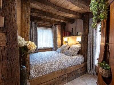 Chalet en bois chaleureux avec lit douillet et décoration rustique à Grand-Est.