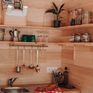 Hébergement insolite en bois en Nouvelle-Aquitaine, cuisine chaleureuse et moderne.