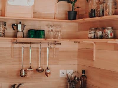Hébergement insolite en bois en Nouvelle-Aquitaine, cuisine chaleureuse et moderne.