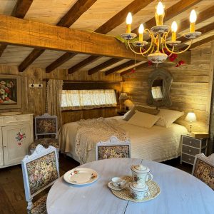 Chalet en bois chaleureux avec lit douillet et décoration vintage à Grand-Est.