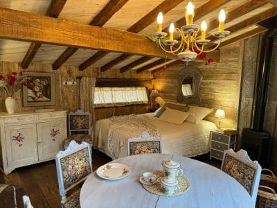 Chalet en bois chaleureux avec lit douillet et décoration vintage à Grand-Est.