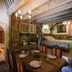 Hébergement insolite en bois à Grand-Est, avec un coin repas et une chambre cosy.