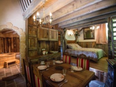 Hébergement insolite en bois à Grand-Est, avec un coin repas et une chambre cosy.