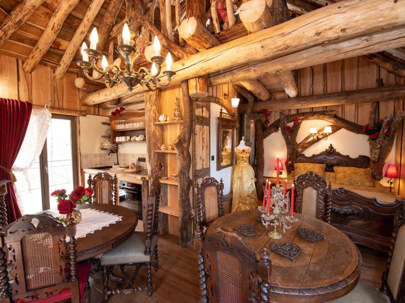 Hébergement insolite en bois dans le Grand-Est, avec un intérieur rustique et chaleureux.