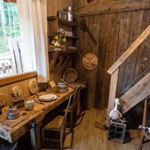 Hébergement insolite en bois dans le Grand-Est, avec un coin repas chaleureux et rustique.