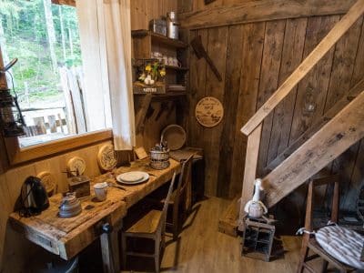 Hébergement insolite en bois dans le Grand-Est, avec un coin repas chaleureux et rustique.