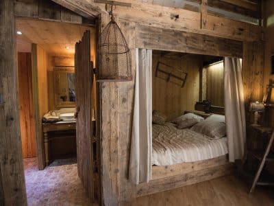 Hébergement insolite en bois à Grand-Est, avec une chambre cosy et des détails rustiques.