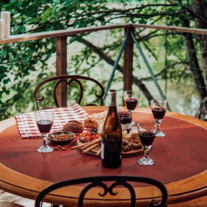 Table en bois avec vin et tapas, dans un hébergement insolite en Nouvelle-Aquitaine.
