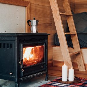 Hébergement insolite en Nouvelle-Aquitaine avec poêle à bois et ambiance chaleureuse.