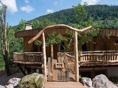 Hébergement insolite en bois à Grand-Est, avec une architecture naturelle et accueillante.